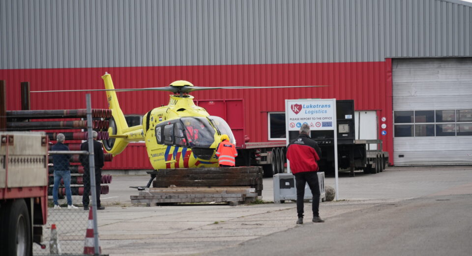 Zware metalen pijp valt op persoon in Klazienaveen, werknemer overleden