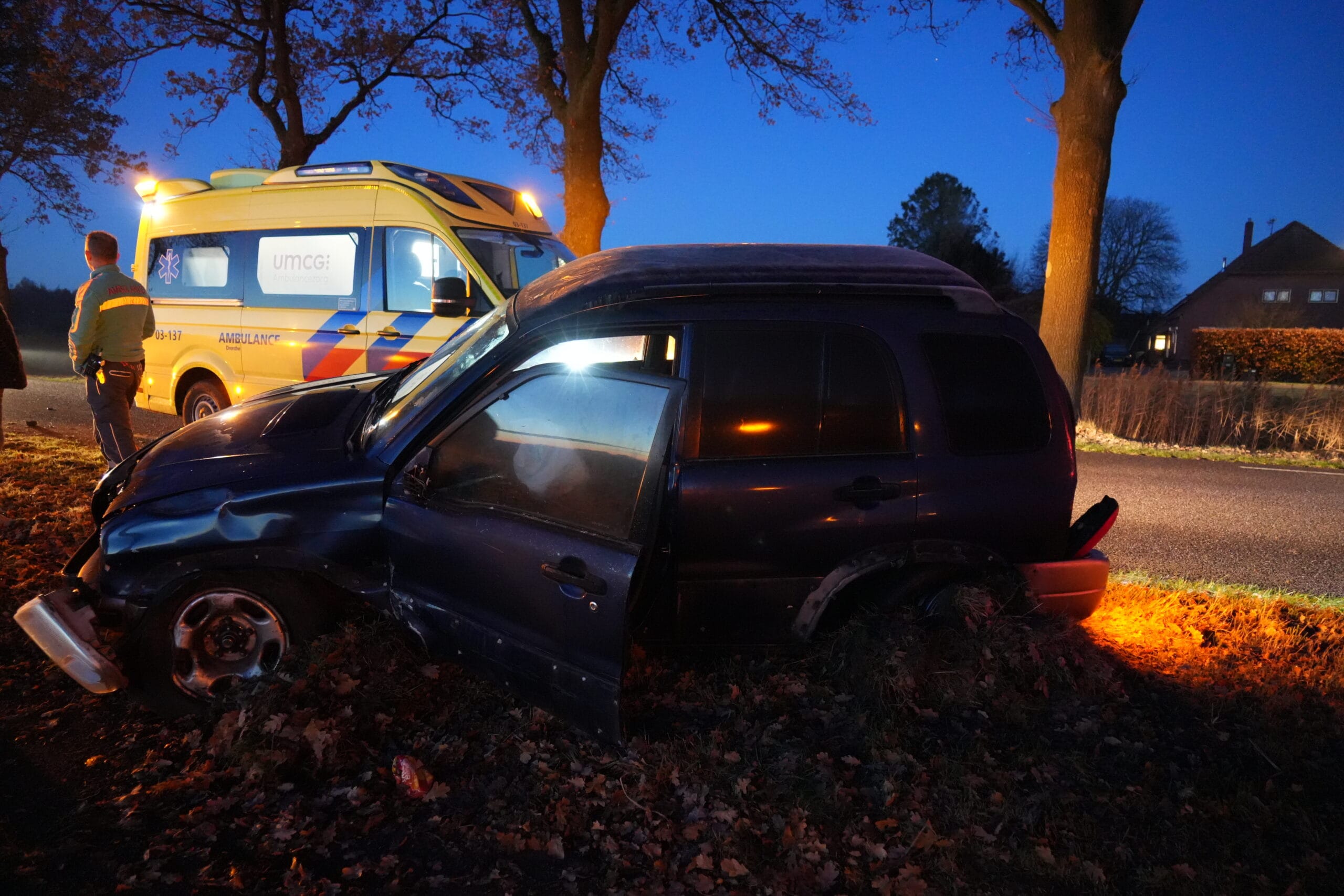 Botsing tussen twee auto’s in Emmer-Compascuum, bestuurder gevlucht Botsing tussen twee auto’s in Emmer-Compascuum, bestuurder gevlucht
