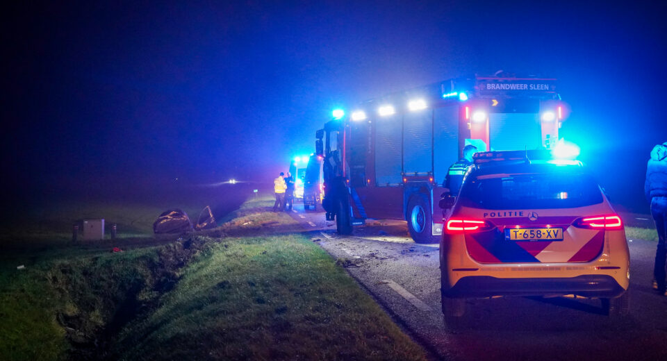 zwaar ongeval auto in de sloot door mist