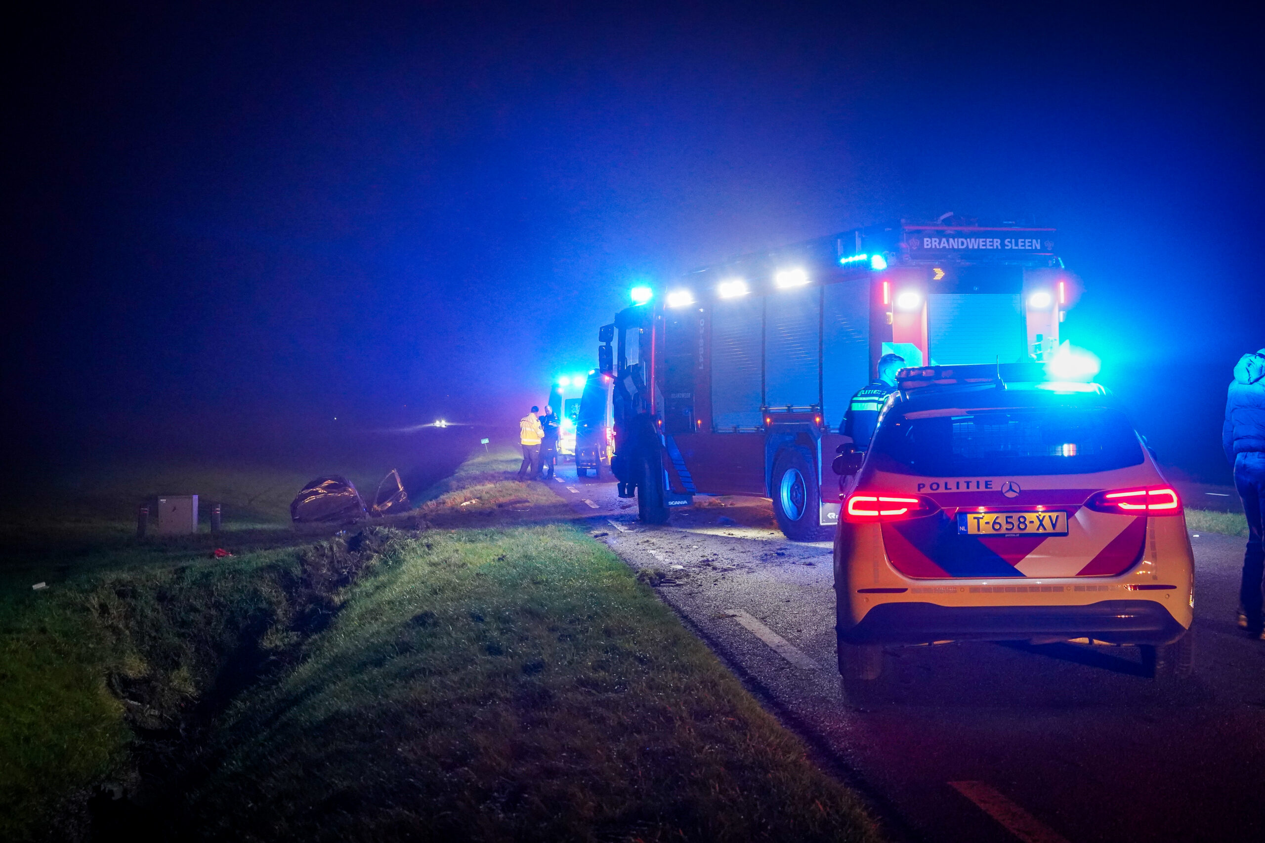 zwaar ongeval auto in de sloot door mist