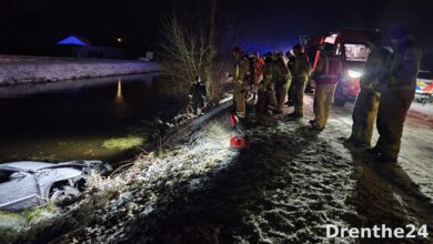 Voertuig te water langs Kanaal Oostzijde in Tiendeveen – Drenthe24