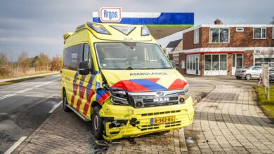 Ambulance fors beschadigd na ongeval met auto in Emmen – Drenthe24