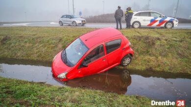Auto belandt in sloot door dichte mist op Hondsrugweg in Emmen – Drenthe24